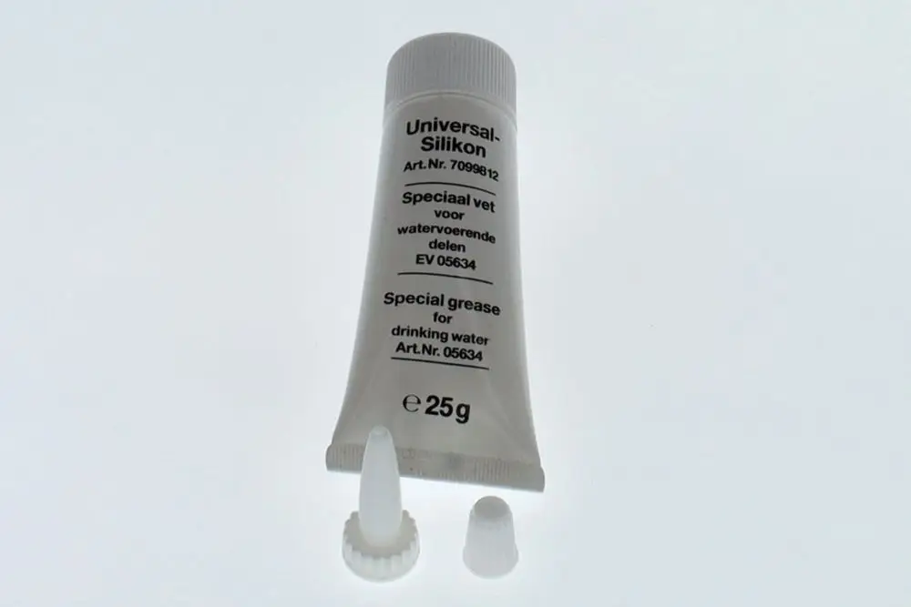 Bosch Silikon in einer weißen Tube mit Schraubverschluss. Aufdruck in schwarz, Inhalt 25 g. Enthält spezielle Fette für wasserführende Teile und für Trinkwasser.
